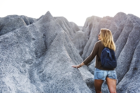 欧美美女背包旅行登山背影图片